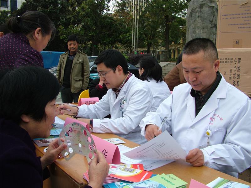 市二医内分泌科主任张华与群众现场签订家庭医生服务协议.jpg