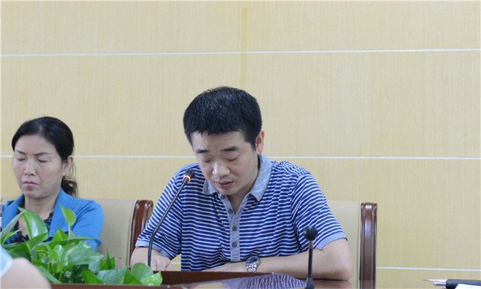 医务人员代表、市二医消化内二科主任习建冬宣读《拒绝商业贿赂承诺书》.jpg